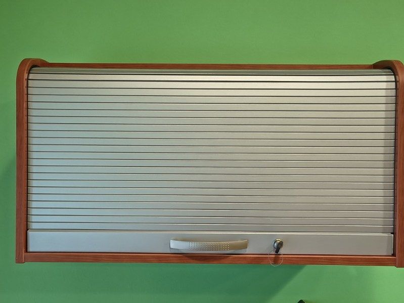 Wiszący kontenerek z roletką