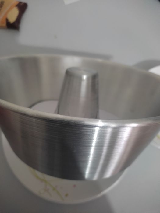 Pratos e forma de bolo