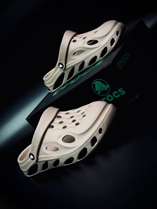 Мужские сквозные кроксы Crocs на лето для мужчин бежевые Легкие новый стильный дизайн кроксов пляжные сабо Пенные мюли мужские клоги Лето