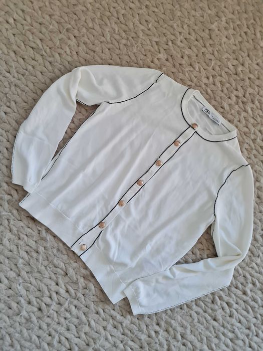 Biały sweterek Zara ze złotymi guzikami