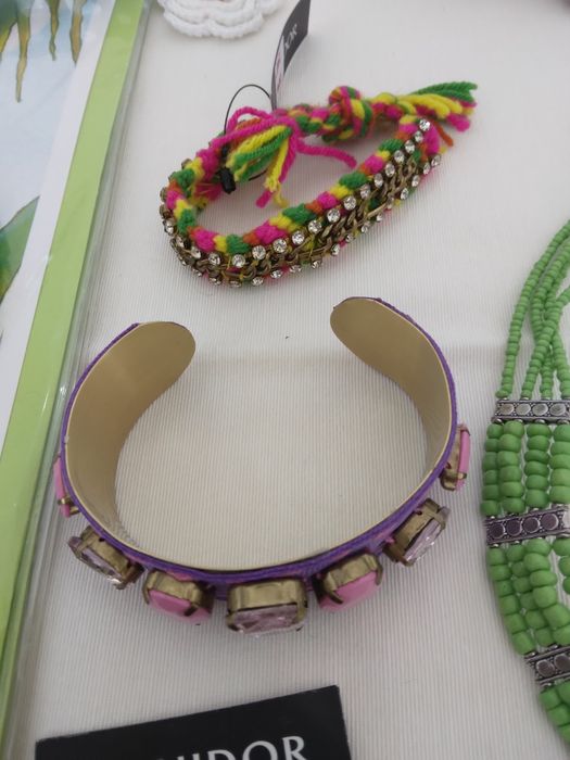 Bijouteria - Colares, pulseira e brincos em missangas