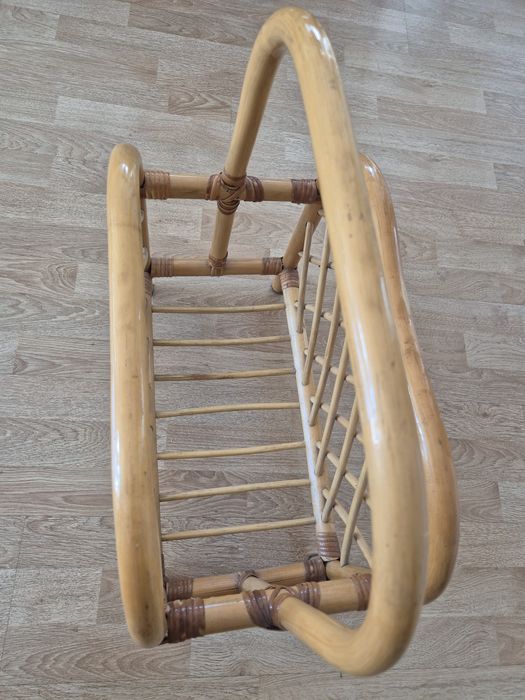Rattanowy gazetnik w jasnym kolorze