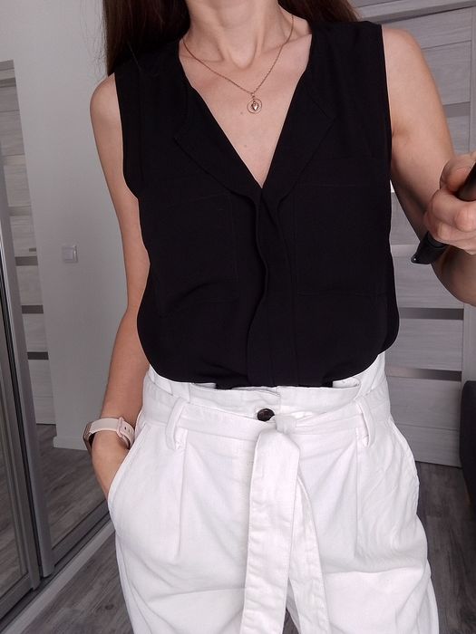 Czarny top bluzka koszula bez rękawów Basic w serek lekka elegancka