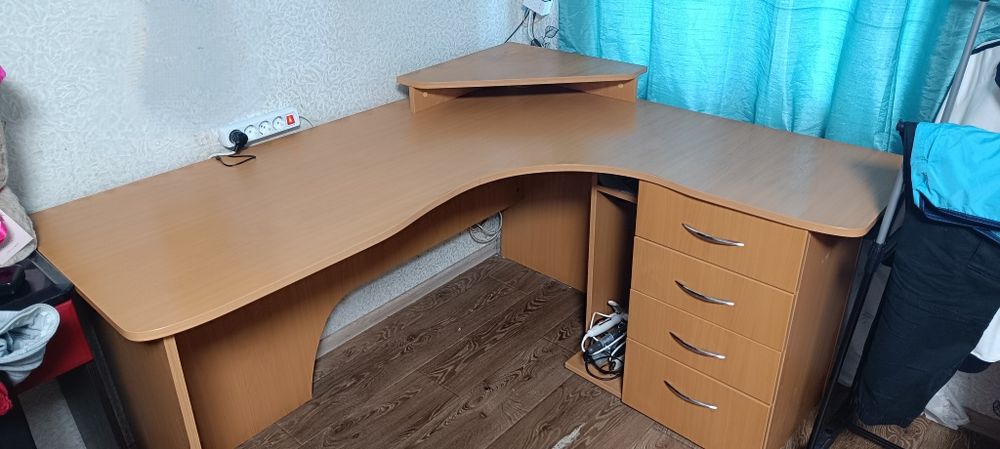 Комп'ютерний стіл