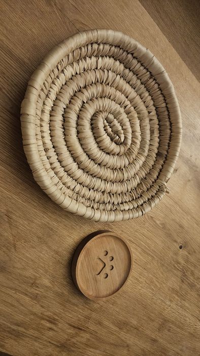 Całość 20zl podstawka łapka drewniana, misa ze slomy