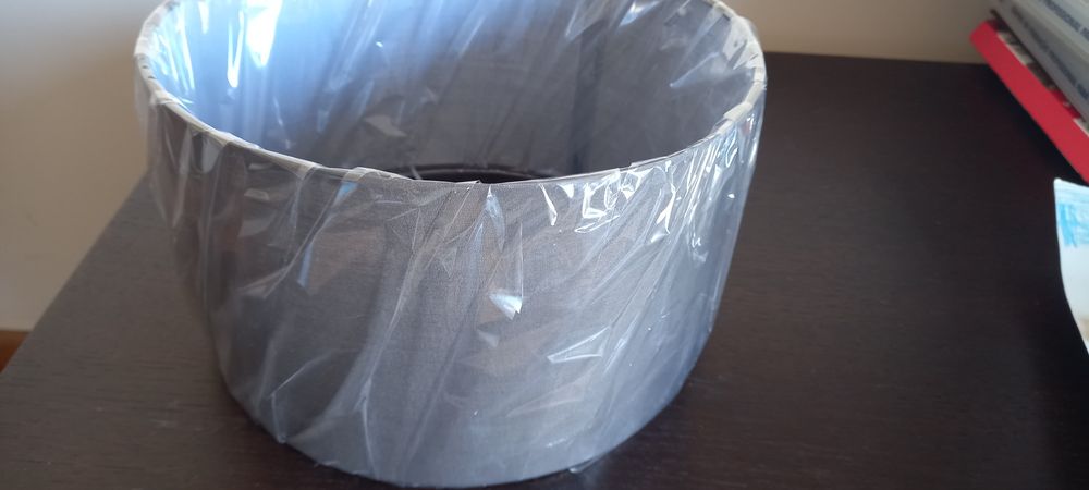 Abat-jour cinza com 30 cm de diâmetro. Novo. Ainda no plástico.