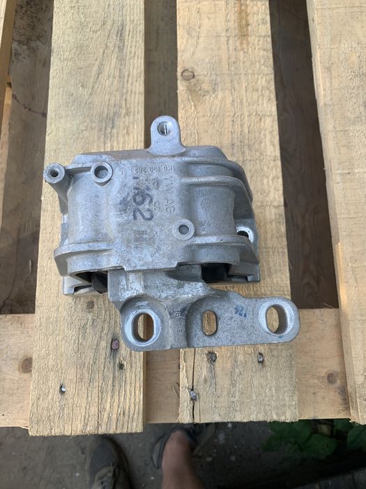 Подушка двигуна VW Jetta Passat USA