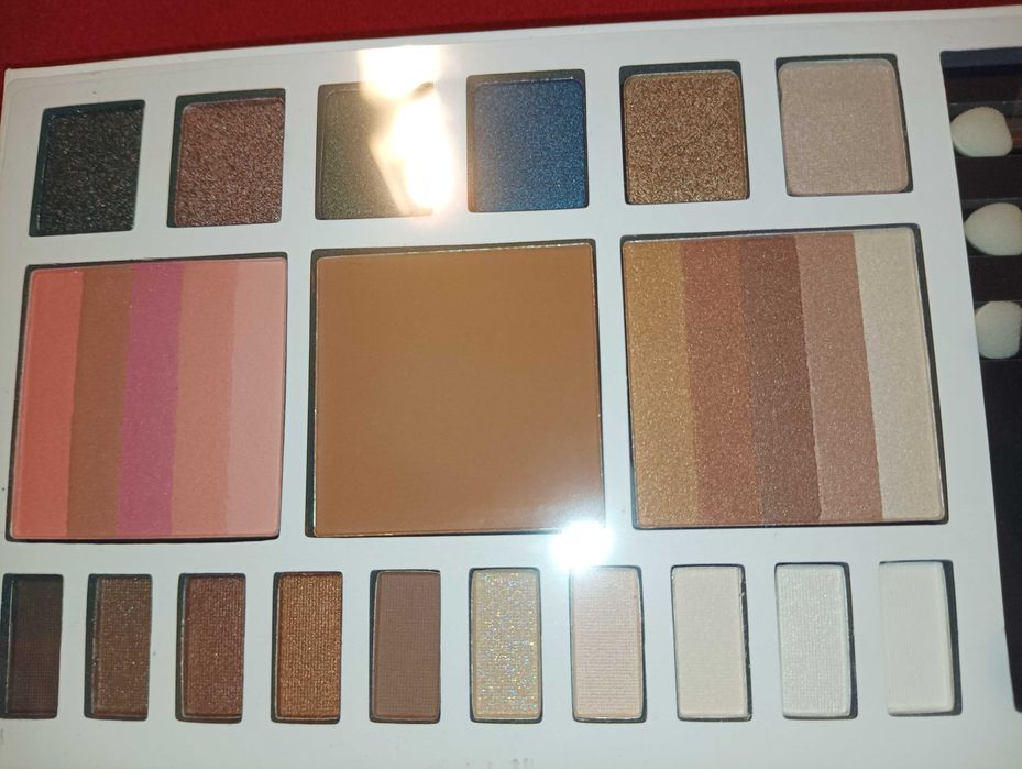 Makeup zestaw kosmetyków cienie róż bronzer eleganckie prezent make-up