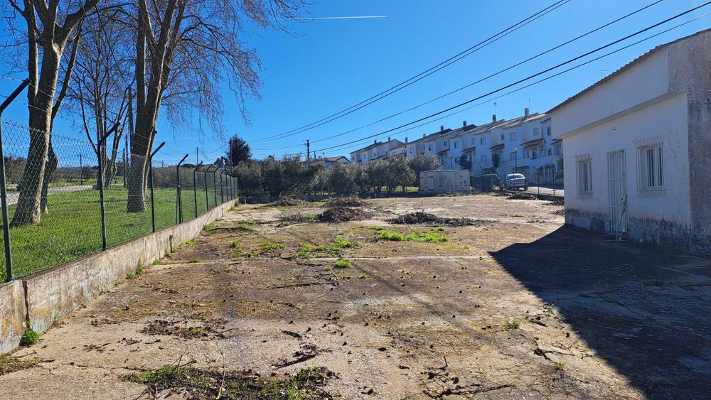 Terreno Urbano com Habitação T1 e Projeto de Ampliação.