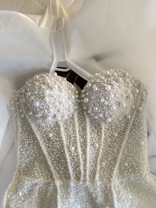 Sukienka od Eweliny Dec, perłowa z rekawkami