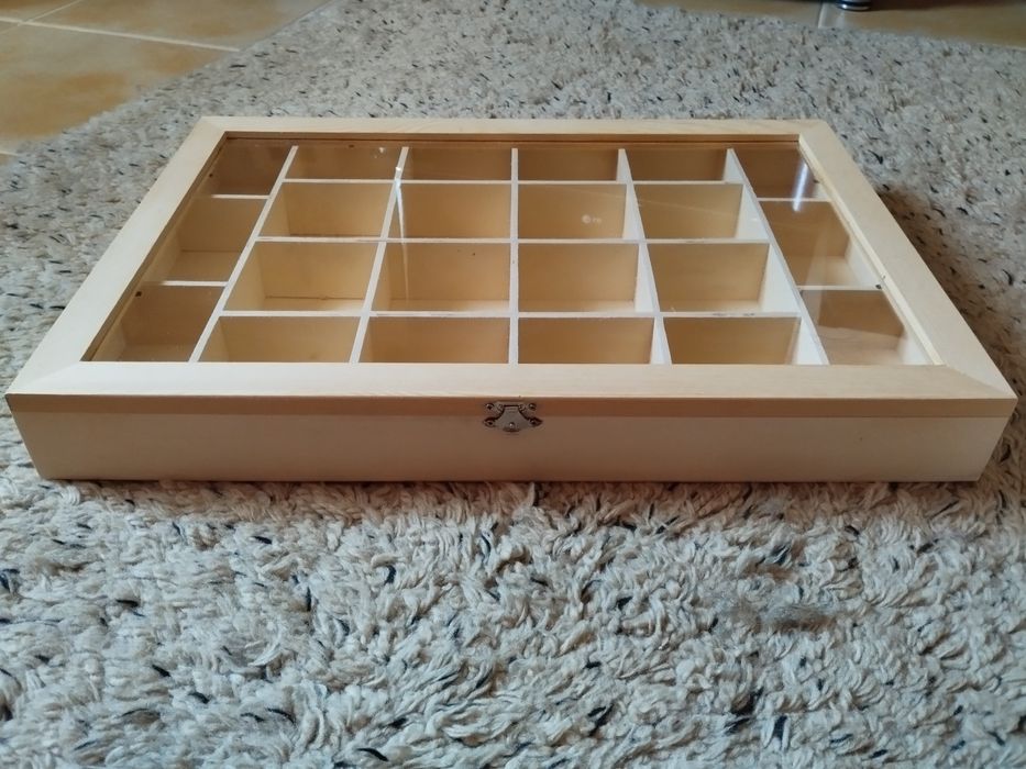 Caixa de madeira com tampa de vidro e 22 compartimentos