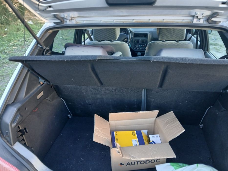 Peugeot 106 com alguns a fazer