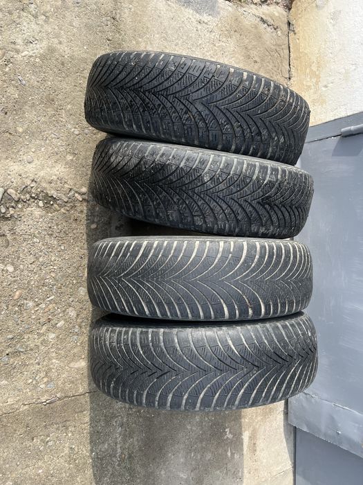 Всесезонні шини 215/70 R16 100H марки Kumho