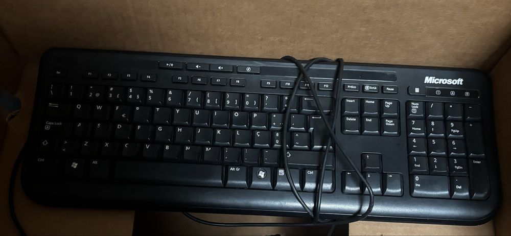 Vendo pc fixo (torre, ecrã e teclado)