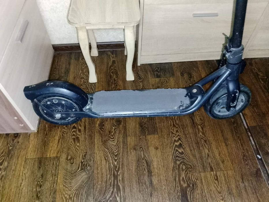 Електросамокат Ninebot F2 у робочому стані