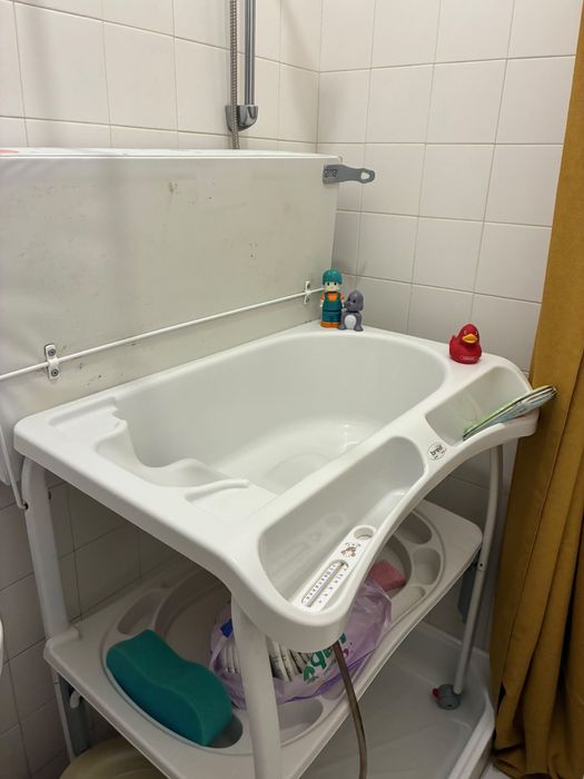 Banheira e muda fraldas de bebe  Brevi