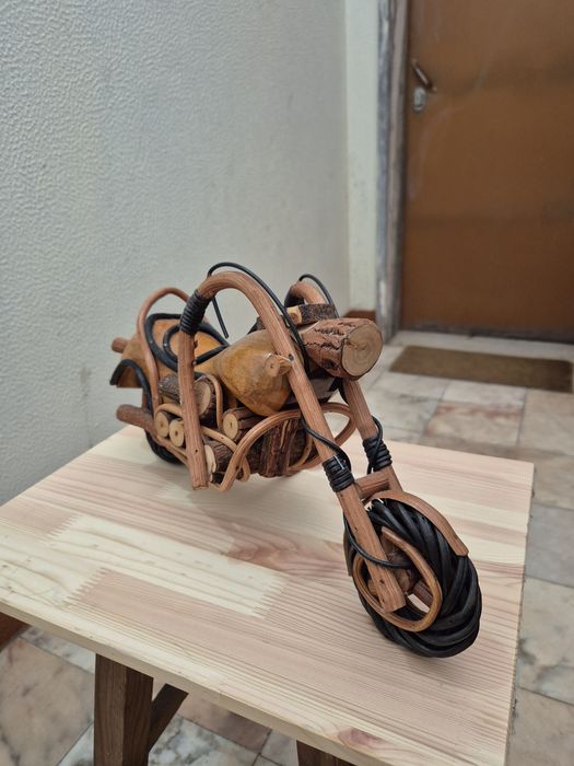 Mota Decorativa em Madeira e Verga – Artesanato Feito à Mão