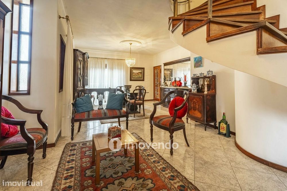 Moradia T4 com áreas amplas, garagem e jardim, na Maia