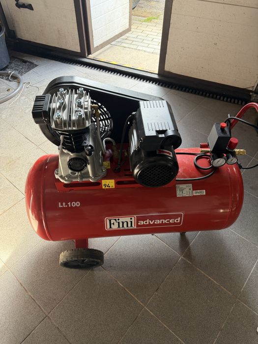 Compressor de 100 litros , rigorosamente novo