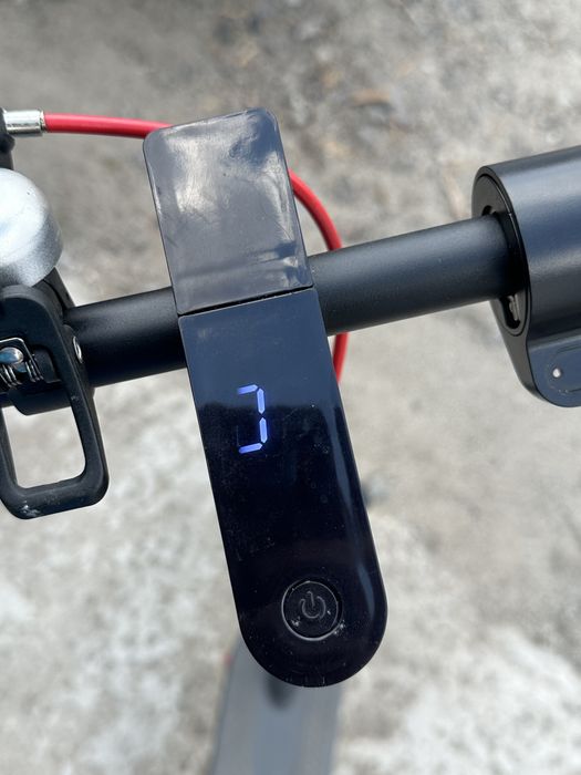 Продам електросамокат Xiaomi Umi