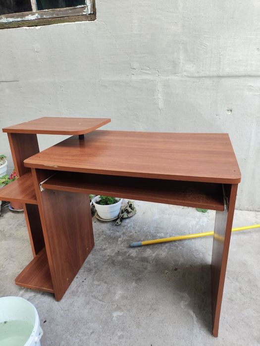 Стіл комп'ютерний