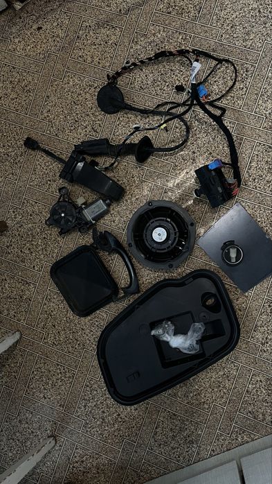 Запчастини з передньої дверки (ліва) Skoda Octavia A7. комплект