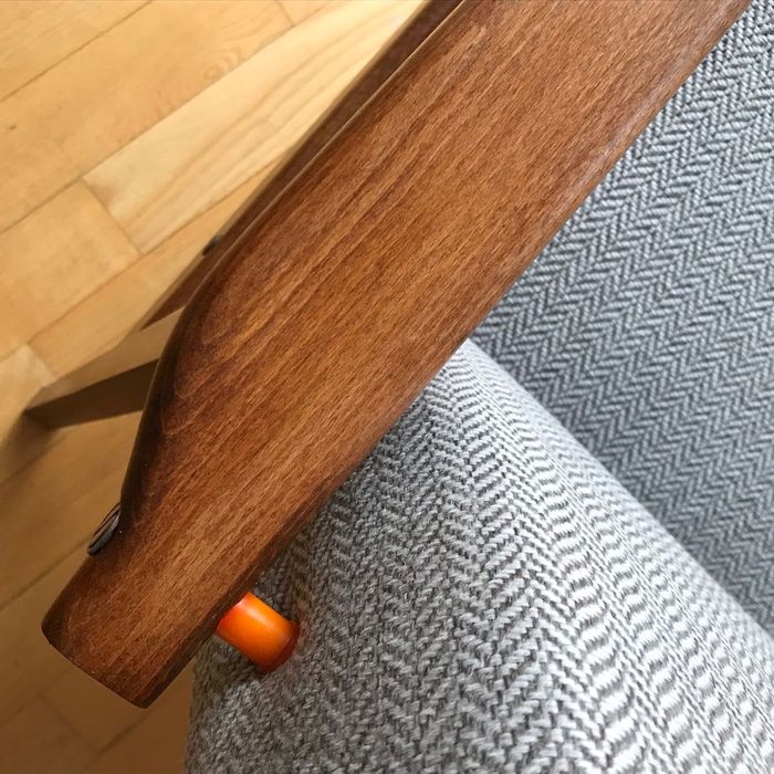 Fotel PRL Lisek Śnieżka ciemny dąb klasyczna jodełka szary renowacja 1