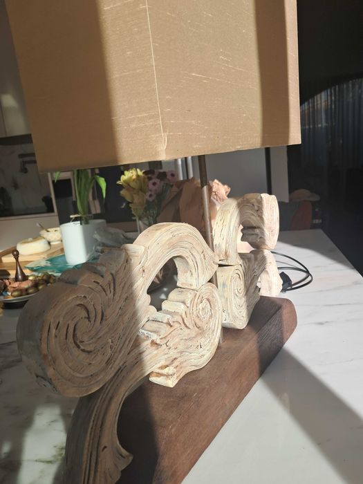 Candeeiro de mesa em madeira