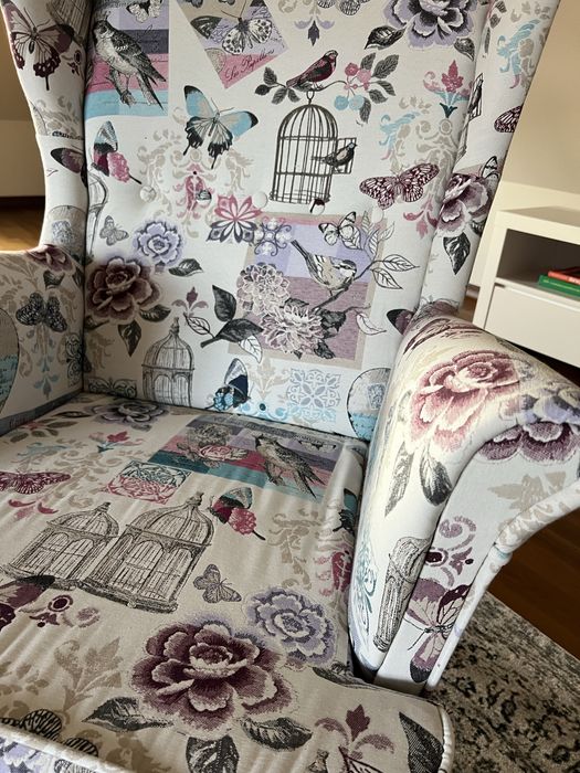 Duży tapicerowany fotel uszak w pastelowy żakardowy wzór