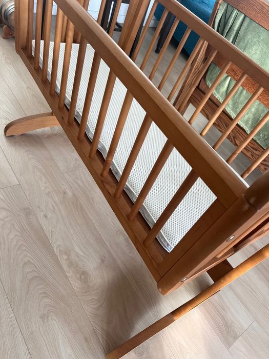 Grande e lindíssimo berço de cerne