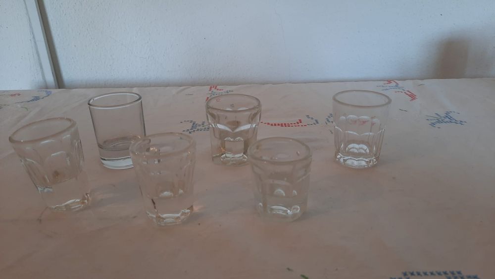 Vários copos antigos e m vidro.