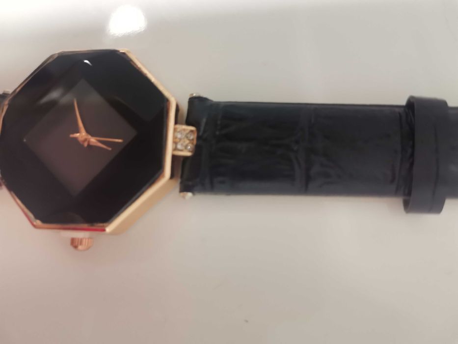 Relógio de mulher muito elegante.