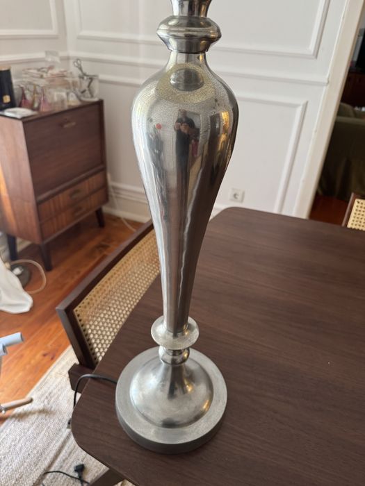 Candeeiro de Mesa  Estilo Neoclássico em Metal