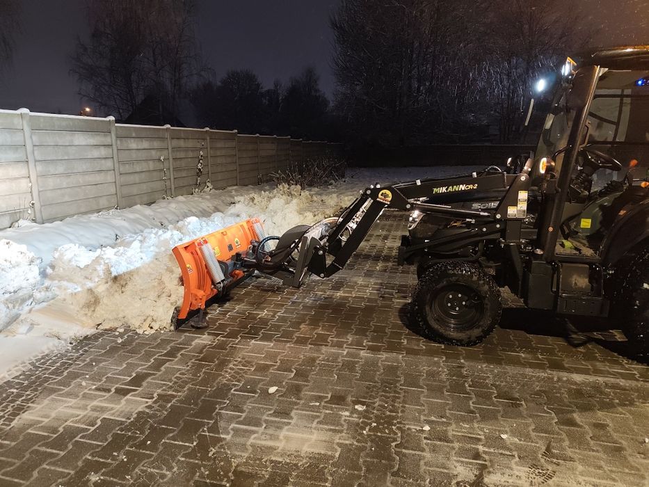 Odśnieżanie  parkingi chodniki place odsniezanie sypanie piaskiem solą
