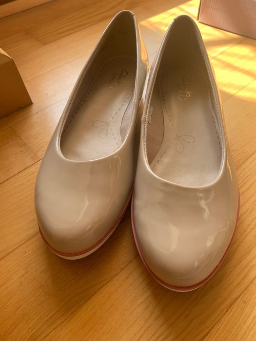 Buty na koturnie lakierki