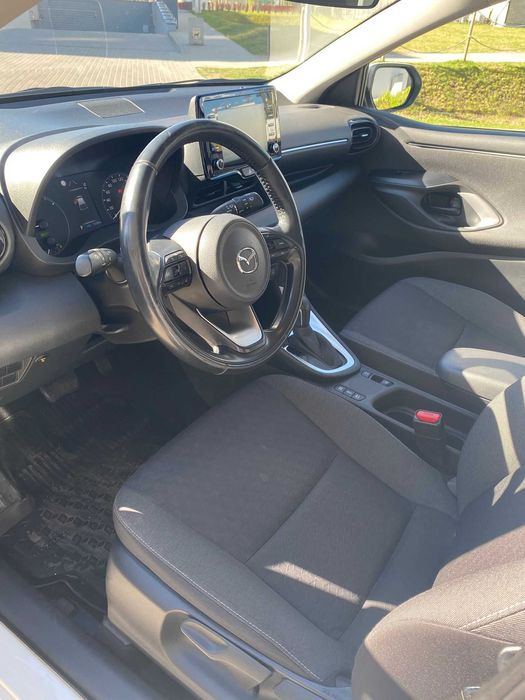 Mazda 2 hybrid 2022 Salon Polska jak Yaris