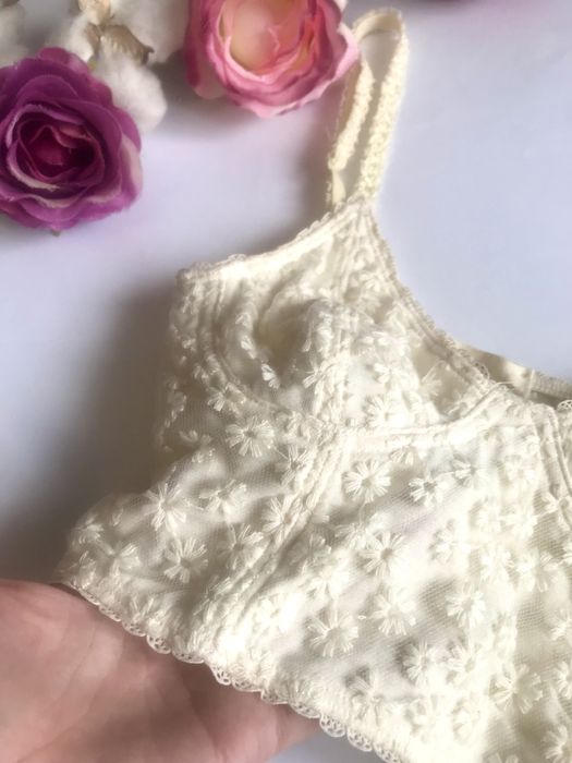 Бра/Топ. Ваніль. Мереживо/Сітка. S розмір. Обєм 75А.