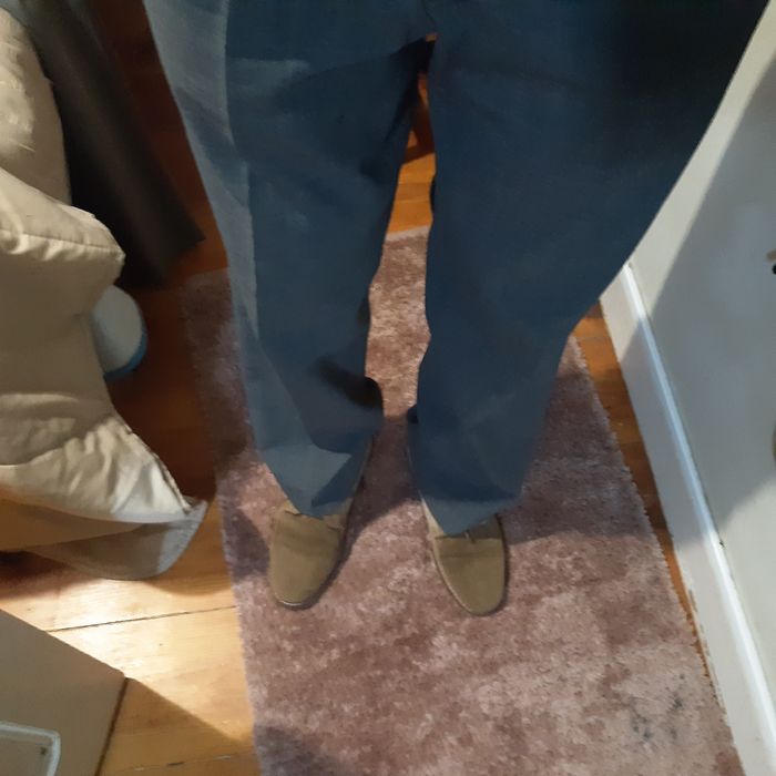 Calças cinza de fato .44 e outras castanhas como mostra as fotos.