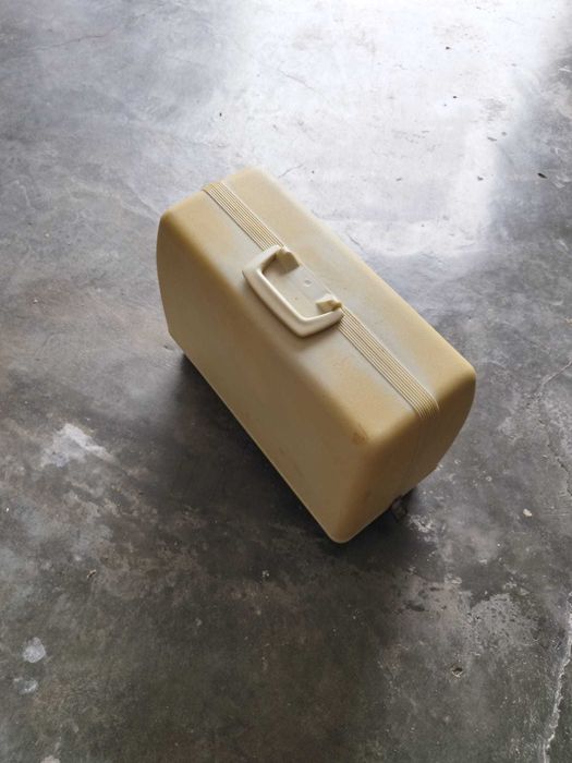 Máquina de costura antiga Singer com pedal e caixa