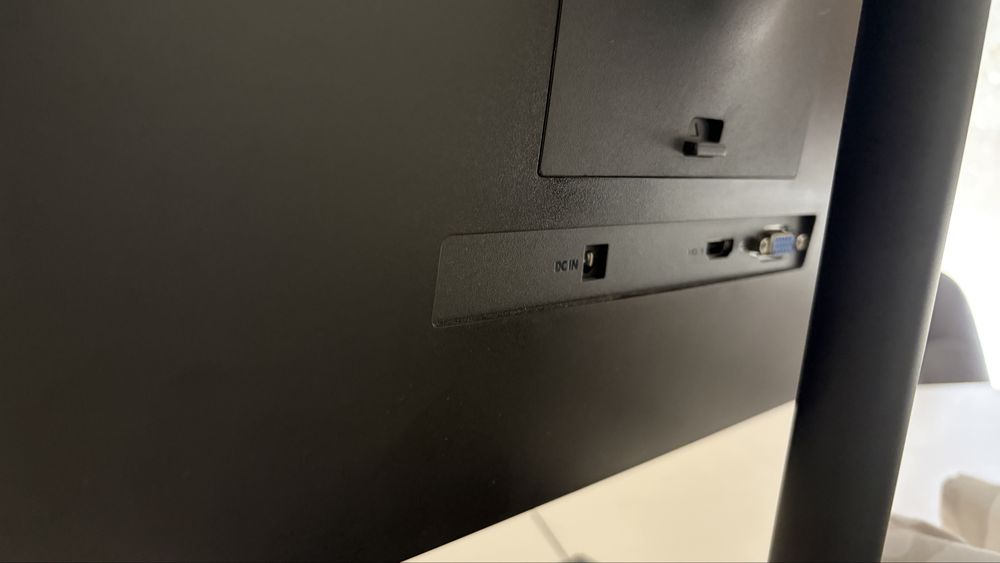 Conjunto de 2 Monitores Huawei e AOC – Como Novos
