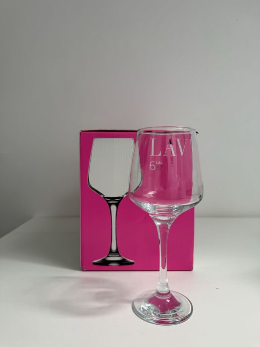Taças de vinho novas