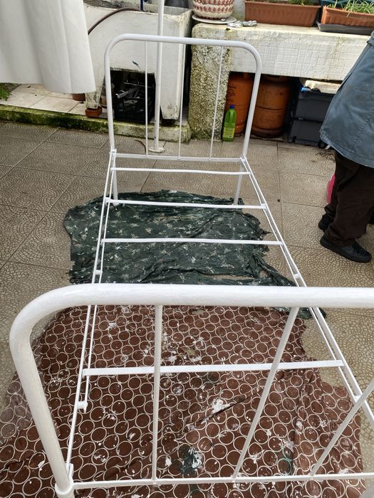 Cama em ferro c/ colchão/ solteiro