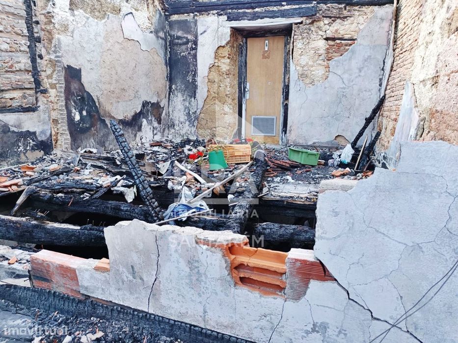 Moradia de pisos para reconstruir