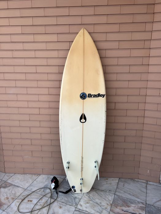 Prancha de Surf 5’11 c/quilhas, deck e leash