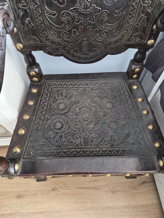 Cadeirão antigo em pau preto