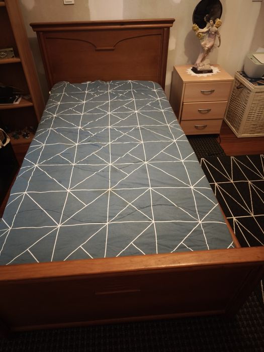 Cama de Solteiro em Madeira Maciça - 100€