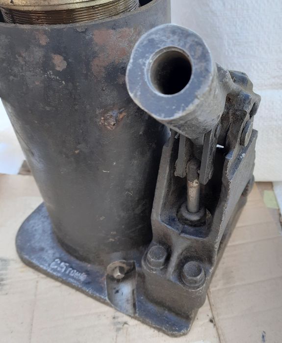 Домкрат мощный гидравлический на 25 тонн