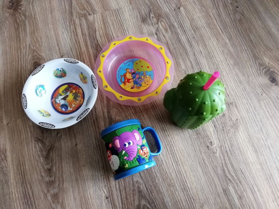 Zestaw plastikowych naczyń dla dziecka