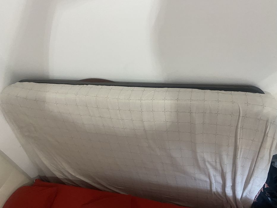 Cama com colchao e banquinha