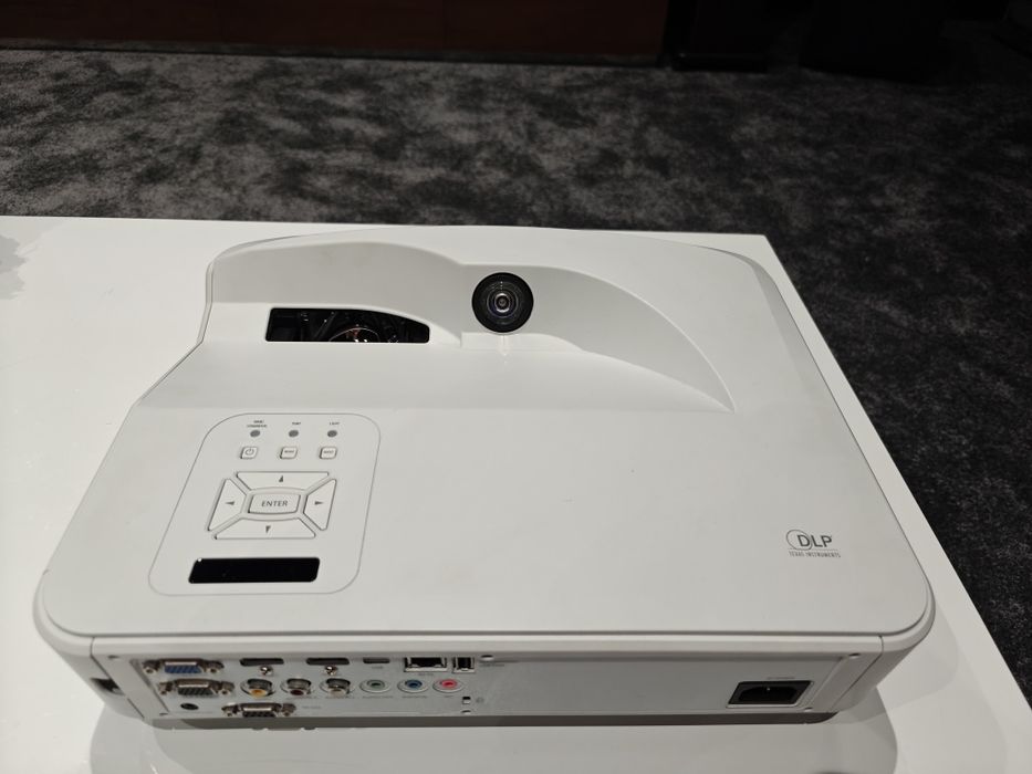 Projektor laserowy Christie  DHD400S ultra krótkiego rzutu. Tylko 300h